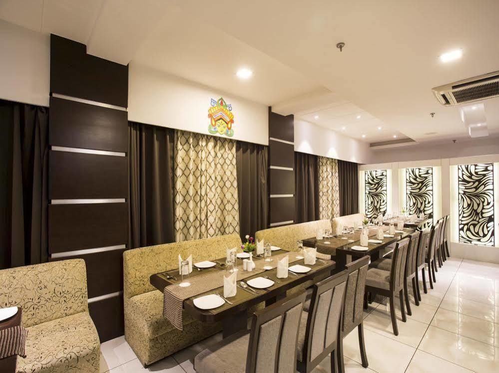 Oyo Rooms Near Cosmos Mall Силигури Екстериор снимка