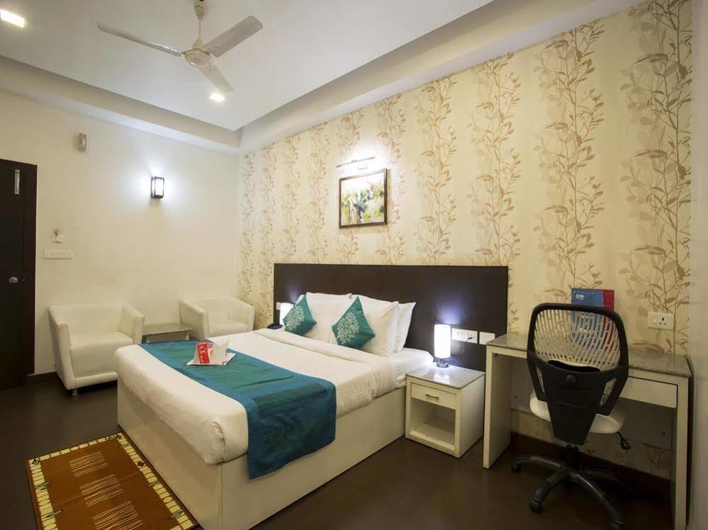Oyo Rooms Near Cosmos Mall Силигури Екстериор снимка