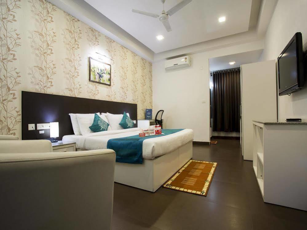 Oyo Rooms Near Cosmos Mall Силигури Екстериор снимка