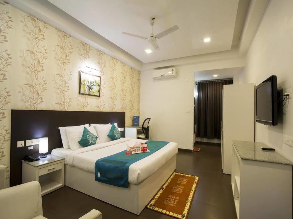 Oyo Rooms Near Cosmos Mall Силигури Екстериор снимка