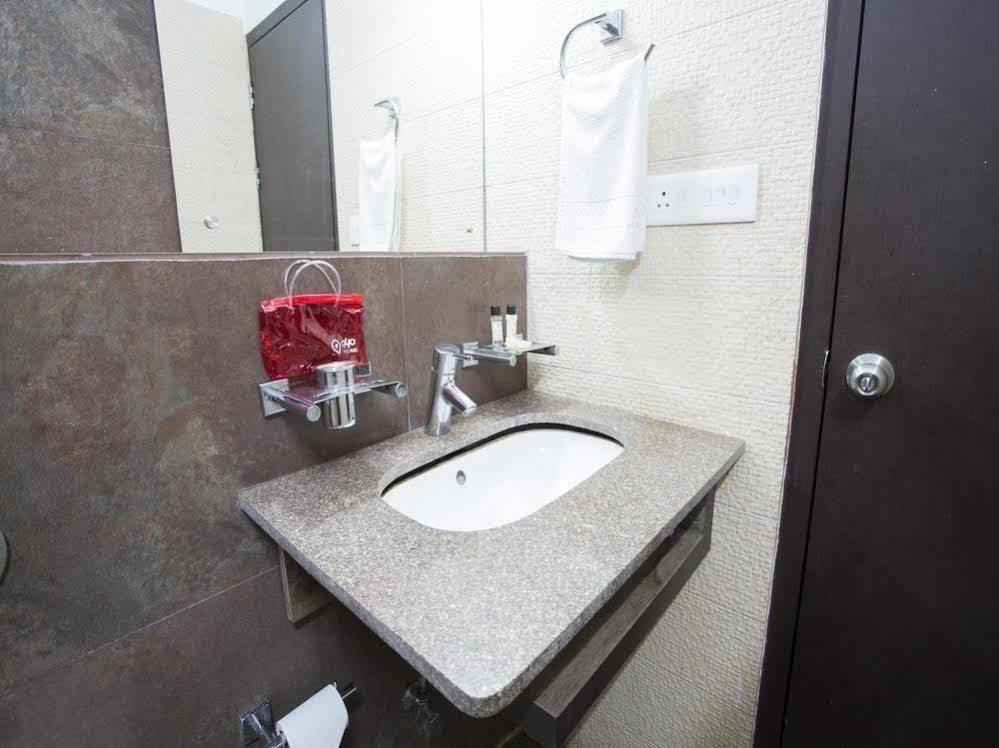 Oyo Rooms Near Cosmos Mall Силигури Екстериор снимка