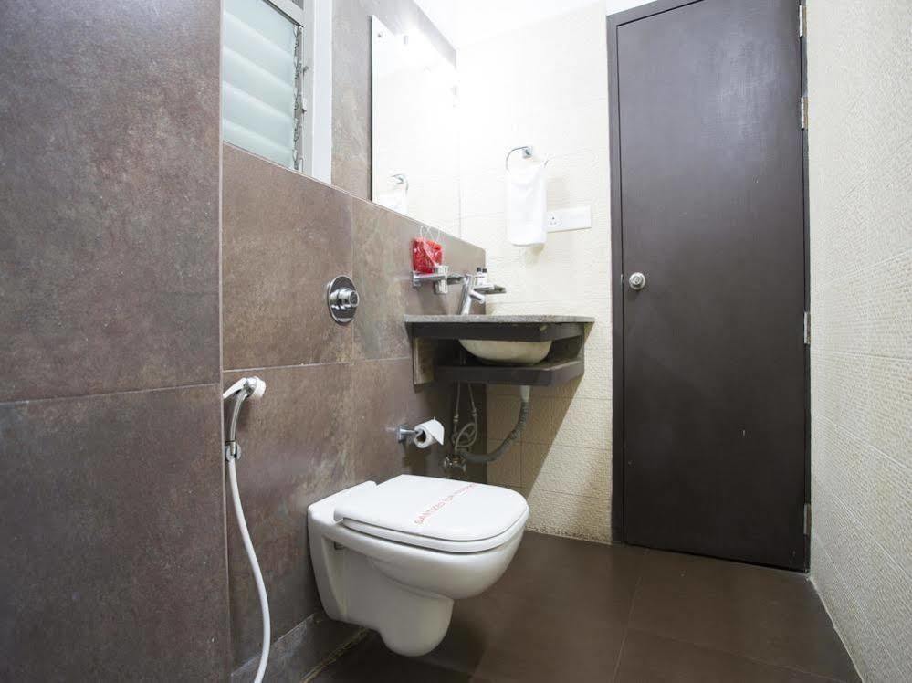 Oyo Rooms Near Cosmos Mall Силигури Екстериор снимка