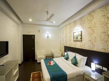 Oyo Rooms Near Cosmos Mall Силигури Екстериор снимка