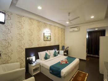 Oyo Rooms Near Cosmos Mall Силигури Екстериор снимка